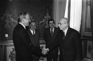 Il Presidente della Repubblica Francesco Cossiga incontra Carlo De Benedetti, presidente della Olivetti, con alcuni esponenti dela Società, per presentare alcuni personal computers