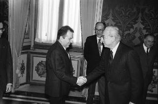 Il Presidente della Repubblica Francesco Cossiga incontra Carlo De Benedetti, presidente della Olivetti, con alcuni esponenti dela Società, per presentare alcuni personal computers