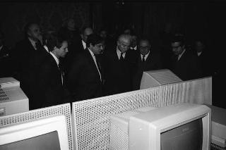 Il Presidente della Repubblica Francesco Cossiga incontra Carlo De Benedetti, presidente della Olivetti, con alcuni esponenti dela Società, per presentare alcuni personal computers