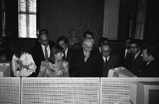 Il Presidente della Repubblica Francesco Cossiga incontra Carlo De Benedetti, presidente della Olivetti, con alcuni esponenti dela Società, per presentare alcuni personal computers