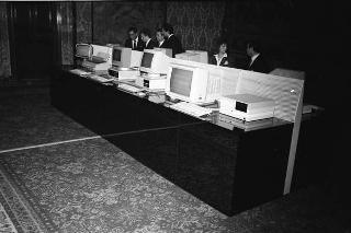 Il Presidente della Repubblica Francesco Cossiga incontra Carlo De Benedetti, presidente della Olivetti, con alcuni esponenti dela Società, per presentare alcuni personal computers