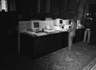 Il Presidente della Repubblica Francesco Cossiga incontra Carlo De Benedetti, presidente della Olivetti, con alcuni esponenti dela Società, per presentare alcuni personal computers