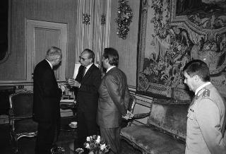 Il Presidente della Repubblica Francesco Cossiga riceve Virginio Rognoni, ministro di grazia e giustizia, con Nicolò Amato, direttore generale degli istituti di prevenzione e pena, ed il colonello Alfredo Gabrielli, comandante del Corpo degli agenti di custodia