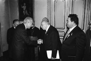 Il Presidente della Repubblica Francesco Cossiga riceve Mario Ferrari Aggradi, presidente dell'Associazione partigiani cristiani, con i componenti del Consiglio nazionale
