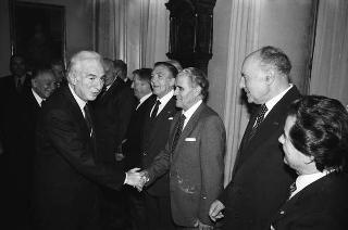 Il Presidente della Repubblica Francesco Cossiga riceve Mario Ferrari Aggradi, presidente dell'Associazione partigiani cristiani, con i componenti del Consiglio nazionale