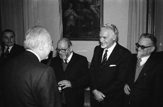 Il Presidente della Repubblica Francesco Cossiga riceve Mario Ferrari Aggradi, presidente dell'Associazione partigiani cristiani, con i componenti del Consiglio nazionale