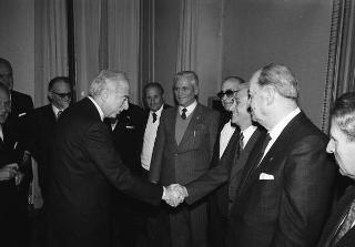 Il Presidente della Repubblica Francesco Cossiga riceve Mario Ferrari Aggradi, presidente dell'Associazione partigiani cristiani, con i componenti del Consiglio nazionale