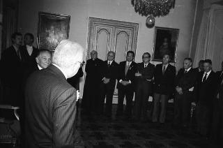 Il Presidente della Repubblica Francesco Cossiga riceve Mario Ferrari Aggradi, presidente dell'Associazione partigiani cristiani, con i componenti del Consiglio nazionale