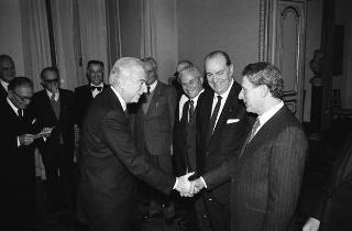 Il Presidente della Repubblica Francesco Cossiga riceve Mario Ferrari Aggradi, presidente dell'Associazione partigiani cristiani, con i componenti del Consiglio nazionale