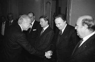 Il Presidente della Repubblica Francesco Cossiga riceve Mario Ferrari Aggradi, presidente dell'Associazione partigiani cristiani, con i componenti del Consiglio nazionale