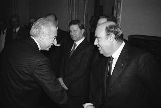 Il Presidente della Repubblica Francesco Cossiga riceve Mario Ferrari Aggradi, presidente dell'Associazione partigiani cristiani, con i componenti del Consiglio nazionale