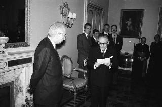 Il Presidente della Repubblica Francesco Cossiga riceve Mario Ferrari Aggradi, presidente dell'Associazione partigiani cristiani, con i componenti del Consiglio nazionale