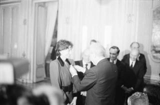 Il Presidente della Repubblica Francesco Cossiga riceve l'atleta Sara Simeoni, con Franco Carraro, presidente del CONI e Primo Nebiolo, presidente della FIDAL