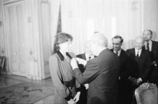 Il Presidente della Repubblica Francesco Cossiga riceve l'atleta Sara Simeoni, con Franco Carraro, presidente del CONI e Primo Nebiolo, presidente della FIDAL