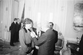 Il Presidente della Repubblica Francesco Cossiga riceve l'atleta Sara Simeoni, con Franco Carraro, presidente del CONI e Primo Nebiolo, presidente della FIDAL