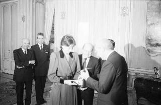 Il Presidente della Repubblica Francesco Cossiga riceve l'atleta Sara Simeoni, con Franco Carraro, presidente del CONI e Primo Nebiolo, presidente della FIDAL