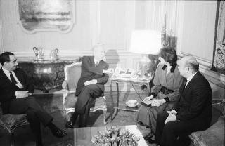 Il Presidente della Repubblica Francesco Cossiga riceve l'atleta Sara Simeoni, con Franco Carraro, presidente del CONI e Primo Nebiolo, presidente della FIDAL