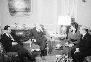 Il Presidente della Repubblica Francesco Cossiga riceve l'atleta Sara Simeoni, con Franco Carraro, presidente del CONI e Primo Nebiolo, presidente della FIDAL
