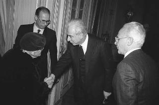 Il Presidente della Repubblica Francesco Cossiga rincontra Abdon Alinovi, con una delegazione dell'Istituto di Storia della Resistenza di Napoli