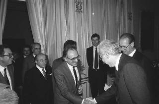 Incontro del Presidente della Repubblica Francesco Cossiga con la giuria e i vincitori del Premio &quot;Rhegium Julii&quot; 1986
