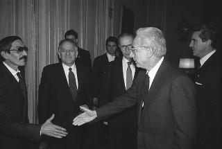 Incontro del Presidente della Repubblica Francesco Cossiga con la giuria e i vincitori del Premio &quot;Rhegium Julii&quot; 1986
