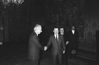 Il Presidente della Repubblica Francesco Cossiga incontra Jacques Delors, presidente della Commissione CEE, con il ministro degli affari esteri Giulio Andreotti