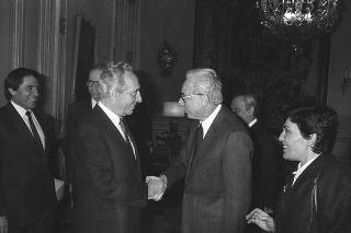 Incontro del Presidente della Repubblica Francesco Cossiga con Shimon Peres, ministro degli affari esteri dello Stato di Israele