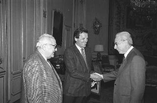Il Presidente della Repubblica Francesco Cossiga riceve Gerardo Chiaromonte, direttore de "L'Unità", e il  presidente Armando Sarti per presentare il quotidiano nella sua nuova veste editoriale