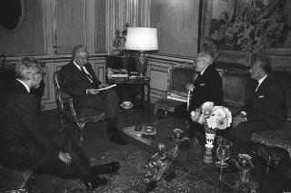Il Presidente della Repubblica Francesco Cossiga riceve in udienza Mario Melino, presidente del Comitato Riccardo Bauer, con Arturo Colombo e Mario Invernicci, per presentare la prima copia del libro "Memorie" di Riccardo Bauer