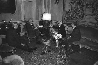Il Presidente della Repubblica Francesco Cossiga riceve in udienza Mario Melino, presidente del Comitato Riccardo Bauer, con Arturo Colombo e Mario Invernicci, per presentare la prima copia del libro "Memorie" di Riccardo Bauer
