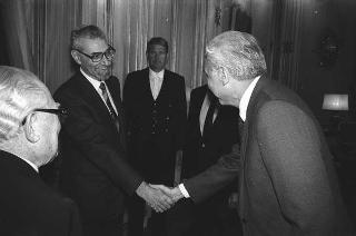 Il Presidente della Repubblica Francesco Cossiga riceve in udienza Mario Melino, presidente del Comitato Riccardo Bauer, con Arturo Colombo e Mario Invernicci, per presentare la prima copia del libro "Memorie" di Riccardo Bauer