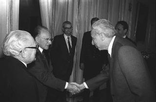 Il Presidente della Repubblica Francesco Cossiga riceve in udienza Mario Melino, presidente del Comitato Riccardo Bauer, con Arturo Colombo e Mario Invernicci, per presentare la prima copia del libro "Memorie" di Riccardo Bauer