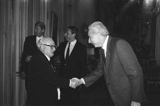 Il Presidente della Repubblica Francesco Cossiga riceve in udienza Mario Melino, presidente del Comitato Riccardo Bauer, con Arturo Colombo e Mario Invernicci, per presentare la prima copia del libro "Memorie" di Riccardo Bauer