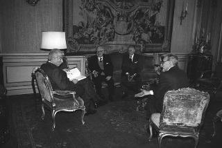 Il Presidente della Repubblica Francesco Cossiga riceve in udienza Mario Melino, presidente del Comitato Riccardo Bauer, con Arturo Colombo e Mario Invernicci, per presentare la prima copia del libro "Memorie" di Riccardo Bauer