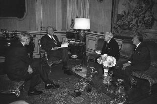 Il Presidente della Repubblica Francesco Cossiga riceve in udienza Mario Melino, presidente del Comitato Riccardo Bauer, con Arturo Colombo e Mario Invernicci, per presentare la prima copia del libro "Memorie" di Riccardo Bauer