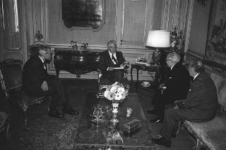Il Presidente della Repubblica Francesco Cossiga riceve in udienza Mario Melino, presidente del Comitato Riccardo Bauer, con Arturo Colombo e Mario Invernicci, per presentare la prima copia del libro "Memorie" di Riccardo Bauer