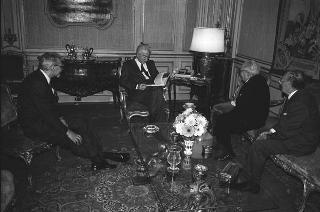 Il Presidente della Repubblica Francesco Cossiga riceve in udienza Mario Melino, presidente del Comitato Riccardo Bauer, con Arturo Colombo e Mario Invernicci, per presentare la prima copia del libro "Memorie" di Riccardo Bauer