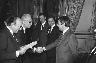 Il Presidente della Repubblica Francesco Cossiga incontra Nerio Nesi, presidente della Banca nazionale del lavoro, con una delegazione di dirigenti di filiali e di società estere dell'Istituto
