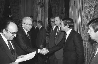 Il Presidente della Repubblica Francesco Cossiga incontra Nerio Nesi, presidente della Banca nazionale del lavoro, con una delegazione di dirigenti di filiali e di società estere dell'Istituto