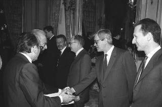 Il Presidente della Repubblica Francesco Cossiga incontra Nerio Nesi, presidente della Banca nazionale del lavoro, con una delegazione di dirigenti di filiali e di società estere dell'Istituto