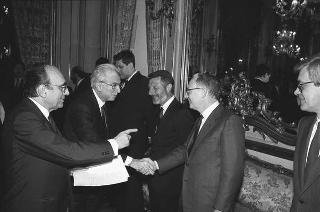 Il Presidente della Repubblica Francesco Cossiga incontra Nerio Nesi, presidente della Banca nazionale del lavoro, con una delegazione di dirigenti di filiali e di società estere dell'Istituto