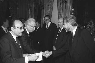 Il Presidente della Repubblica Francesco Cossiga incontra Nerio Nesi, presidente della Banca nazionale del lavoro, con una delegazione di dirigenti di filiali e di società estere dell'Istituto