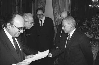 Il Presidente della Repubblica Francesco Cossiga incontra Nerio Nesi, presidente della Banca nazionale del lavoro, con una delegazione di dirigenti di filiali e di società estere dell'Istituto