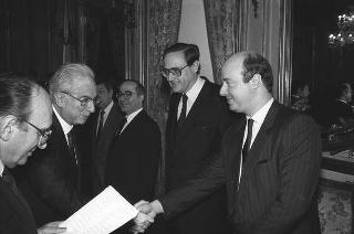 Il Presidente della Repubblica Francesco Cossiga incontra Nerio Nesi, presidente della Banca nazionale del lavoro, con una delegazione di dirigenti di filiali e di società estere dell'Istituto