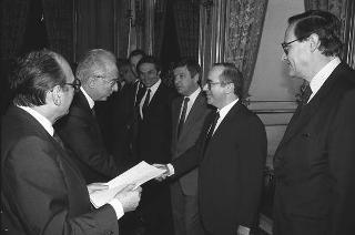 Il Presidente della Repubblica Francesco Cossiga incontra Nerio Nesi, presidente della Banca nazionale del lavoro, con una delegazione di dirigenti di filiali e di società estere dell'Istituto