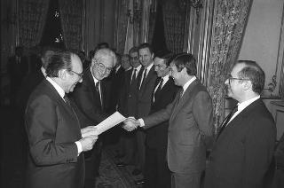 Il Presidente della Repubblica Francesco Cossiga incontra Nerio Nesi, presidente della Banca nazionale del lavoro, con una delegazione di dirigenti di filiali e di società estere dell'Istituto