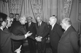 Il Presidente della Repubblica Francesco Cossiga incontra Nerio Nesi, presidente della Banca nazionale del lavoro, con una delegazione di dirigenti di filiali e di società estere dell'Istituto