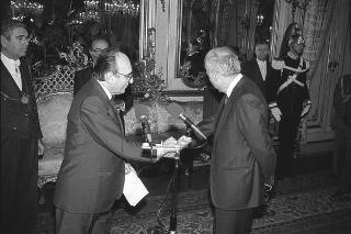 Il Presidente della Repubblica Francesco Cossiga incontra Nerio Nesi, presidente della Banca nazionale del lavoro, con una delegazione di dirigenti di filiali e di società estere dell'Istituto