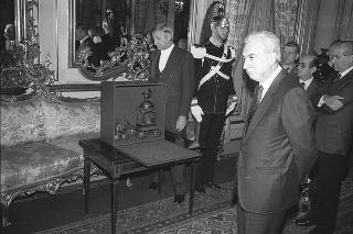 Il Presidente della Repubblica Francesco Cossiga incontra Nerio Nesi, presidente della Banca nazionale del lavoro, con una delegazione di dirigenti di filiali e di società estere dell'Istituto