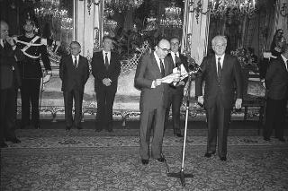 Il Presidente della Repubblica Francesco Cossiga incontra Nerio Nesi, presidente della Banca nazionale del lavoro, con una delegazione di dirigenti di filiali e di società estere dell'Istituto